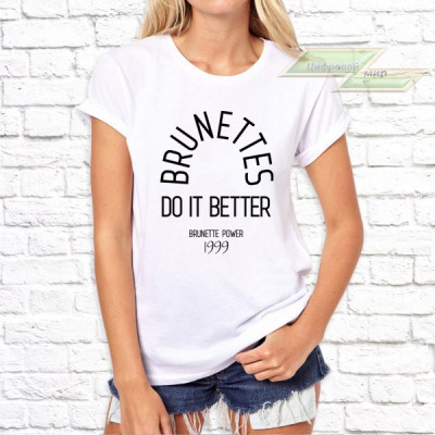 Женская футболка с фото «Brunettes do it better»   